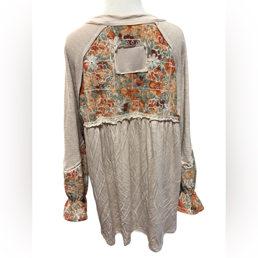 NWOT POL Floral Patchwork V-Neck Top - Picture 2 of 6